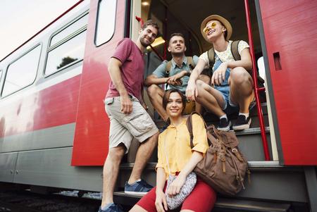 Junge Leute vor einem Zug