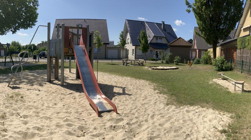 Blick auf Kombi-Spielanlage mit Anbauten zum Klettern und Rutsche