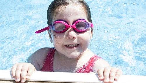 Kind mit Schwimmbrille