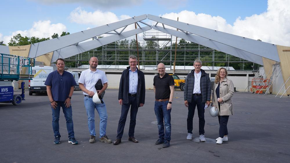 Auf der Baustelle: (v. l.) Peter Berenbrinker (Fa. Schröder und Partner), die Architekten Viktor Ickert und Hubert Wewer (Büro Architektur-Werk-Stadt), Bürgermeister Michael Esken, Werner Landwehr und Uta-C. Wilhelm (Stadt Verl).