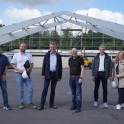 Auf der Baustelle: (v. l.) Peter Berenbrinker (Fa. Schröder und Partner), die Architekten Viktor Ickert und Hubert Wewer (Büro Architektur-Werk-Stadt), Bürgermeister Michael Esken, Werner Landwehr und Uta-C. Wilhelm (Stadt Verl).