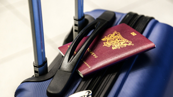 Ein Reisepass liegt auf einem Koffer Ein Reisepass liegt auf einem Koffer