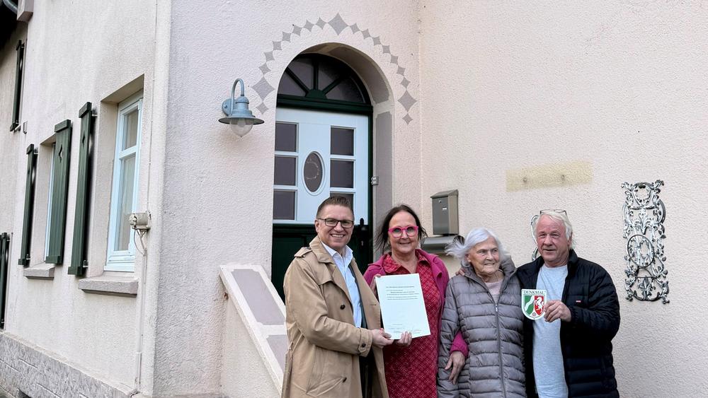 Gruppenbild mit Urkunde und Plakette Gruppenbild mit Urkunde und Plakette