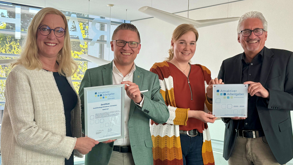 Gruppenbild mit Urkunde und Schild
