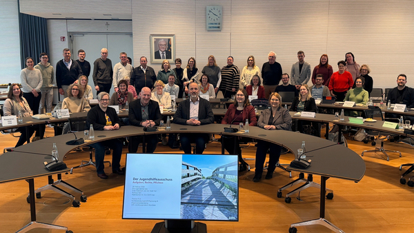 Gruppenbild im Ratssaal Gruppenbild im Ratssaal