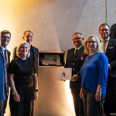 Schlüssel kommt in die Zeitkapsel