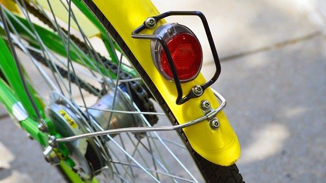 Hinterrad eines grün-gelben Fahrrads