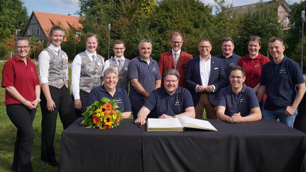 Gruppenbild mit Goldenem Buch