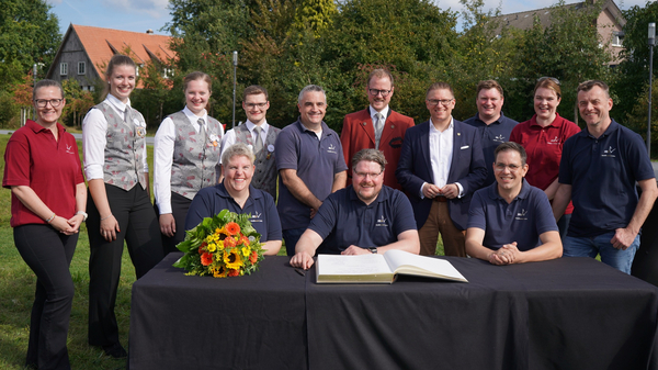 Gruppenbild mit Goldenem Buch