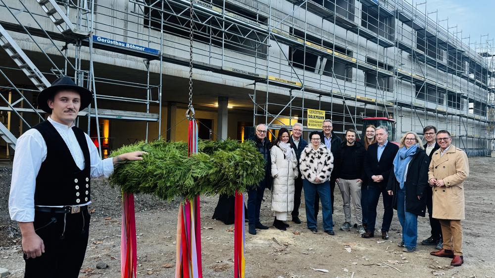 Gruppenbild mit Richtkranz