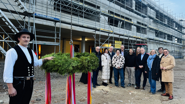 Gruppenbild mit Richtkranz