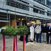 Gruppenbild mit Richtkranz