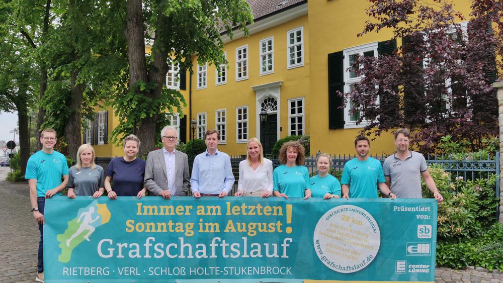 Gruppenbild mit Organisatoren und Sponsoren