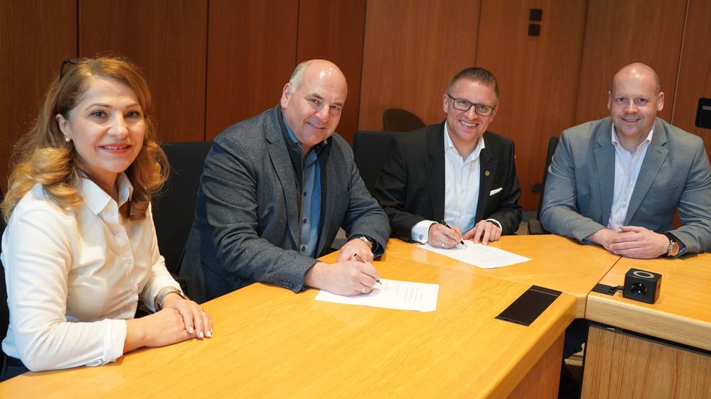 Vertragsunterzeichnung am Tisch Vertragsunterzeichnung am Tisch