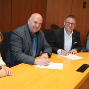 Vertragsunterzeichnung am Tisch