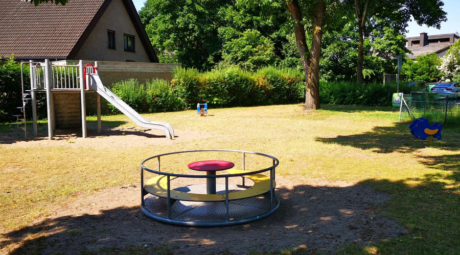 Blick auf den kleinen Spielplatz an der Grillenstraße