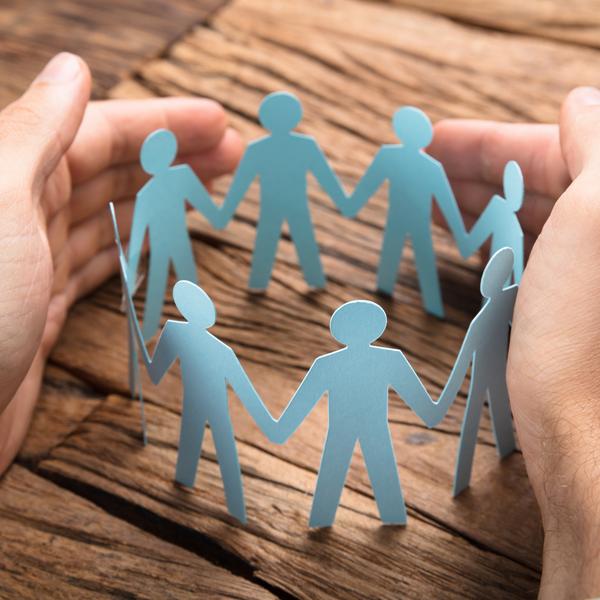 Hände und Figurengruppe