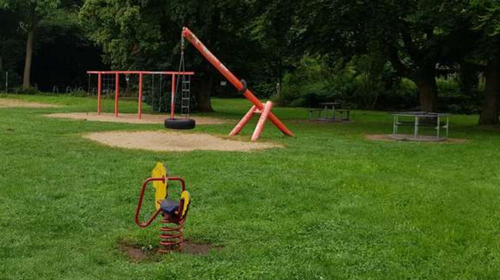 Blick auf den großen Spielplatz an der Grillenstraße