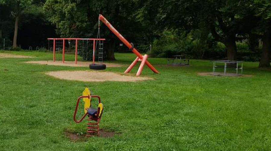 Blick auf den großen Spielplatz an der Grillenstraße