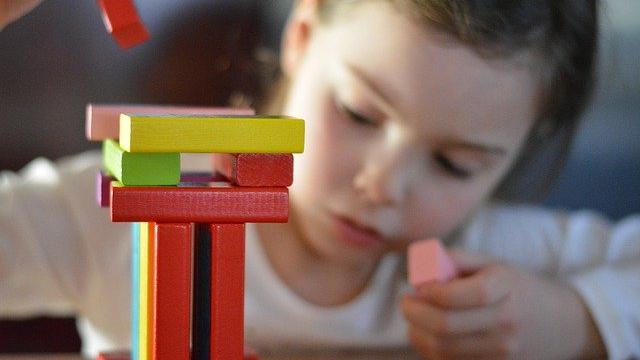 Kind spielt mit Bauklötzen