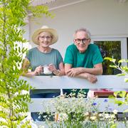 Senioren auf dem Balkon