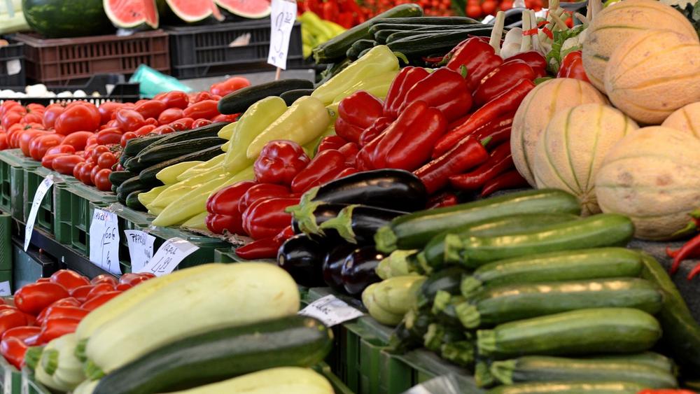 Marktstand mit Gemüse Marktstand mit Gemüse