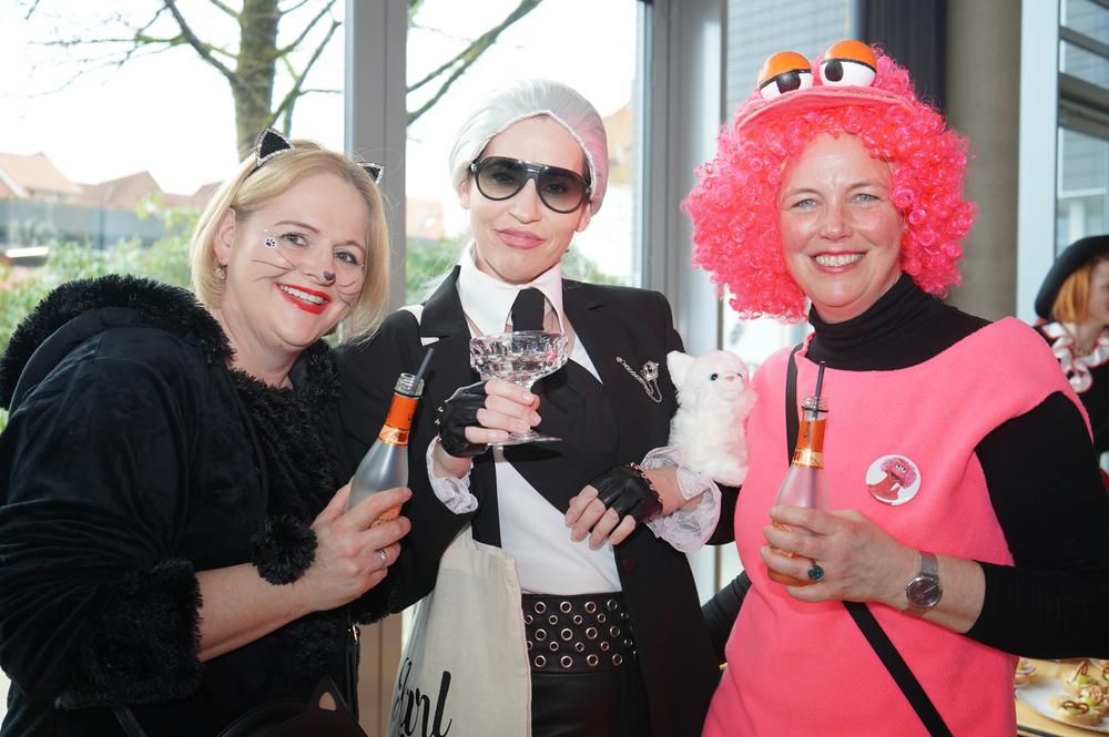 Drei bunt kostümierte Frauen