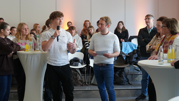 Rege Diskussion im Jugendplenum