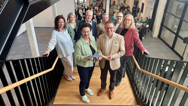 Gruppenbild auf der Treppe