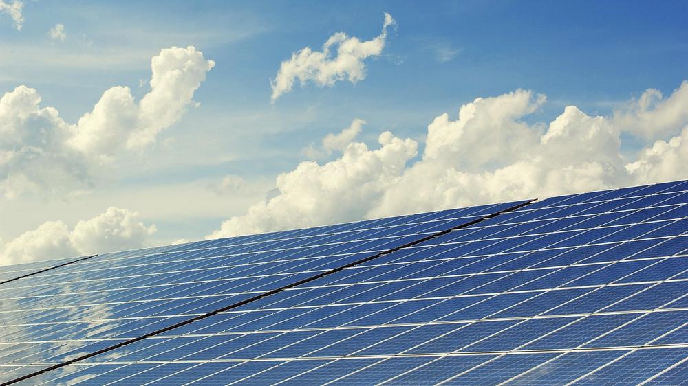 PV-Anlage vor blauem Wolkenhimmel