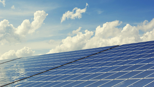 PV-Anlage vor blauem Wolkenhimmel