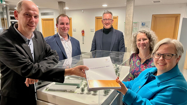 Kämmerer Sven Schallenberg, Christian Pelkmann (Fachbereich Finanzen), Erster Beigeordneter Thorsten Herbst, Barbara Schmidt (Leiterin des Fachbereichs Finanzen) und Beigeordnete Katrin Vilmar.