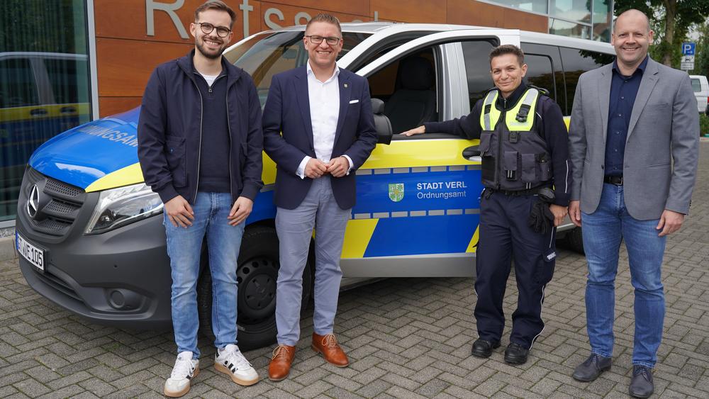 Gruppenbild mit Fahrzeug