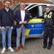 Gruppenbild mit Fahrzeug