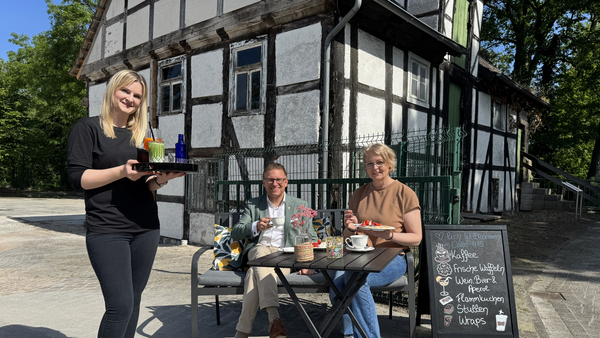 Kleine Sitzgruppe vor der alten Mühle Kleine Sitzgruppe vor der alten Mühle