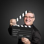 Älterer Mann mit Filmklappe