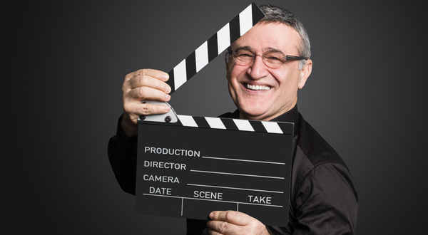 Älterer Mann mit Filmklappe