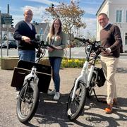 Gruppenfoto mit Fahrrädern