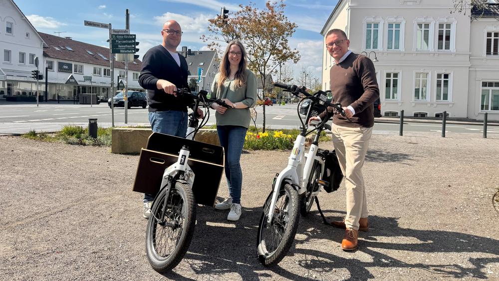 Gruppenfoto mit Fahrrädern