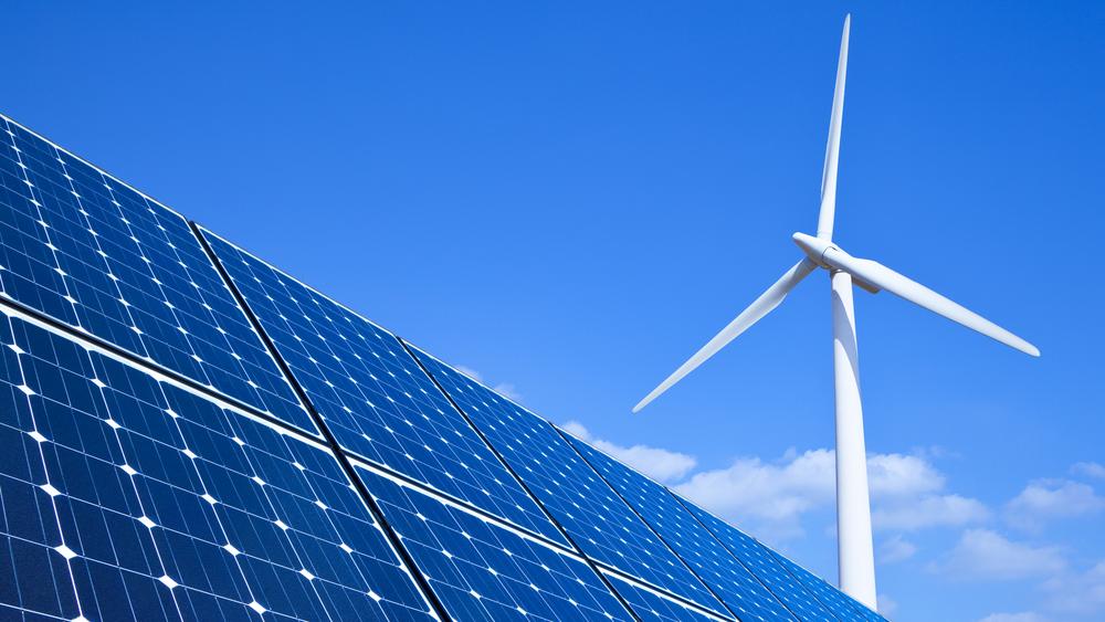 PV-Anlage und Windrad vor blauem Himmel