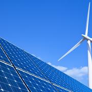 PV-Anlage und Windrad vor blauem Himmel