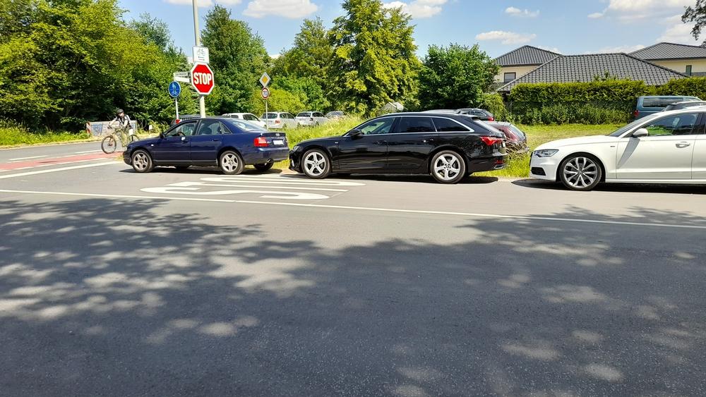 Parkende Autos am Rand der Straße Zum Meierhof