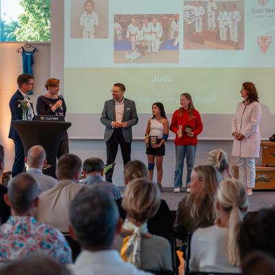 Ehrung für Khatira Rahimova und Emily Slabon
