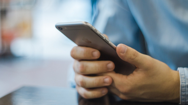 Zwei Hände mit Mobiltelefon