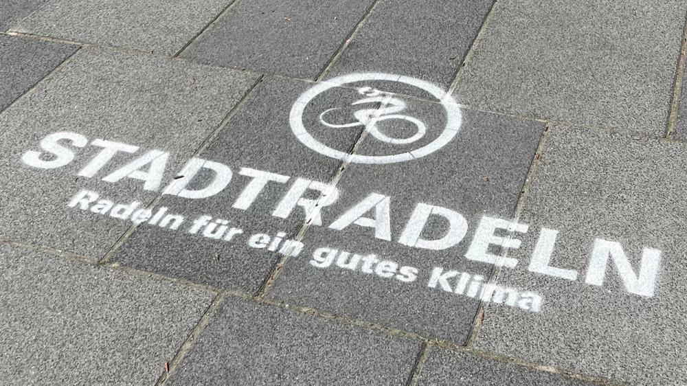 Aufschrift Stadtradeln auf Pflastersteinen
