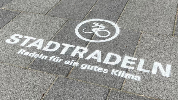 Aufschrift Stadtradeln auf Pflastersteinen