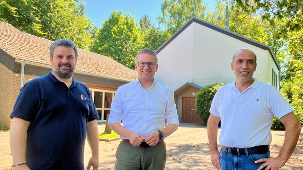 Gruppenbild vor der Kirche