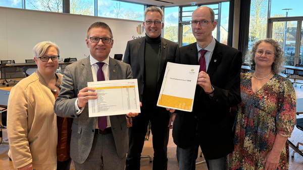 Gruppenbild mit dem Haushaltsplanentwurf