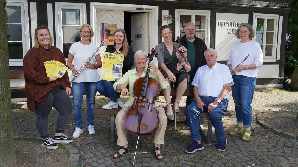 Einige Akteurinnen und Akteure vor der Heimathaus