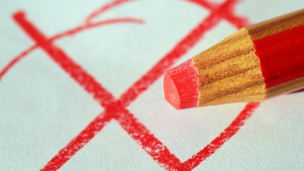 Rotes Kreuz und roter Stift